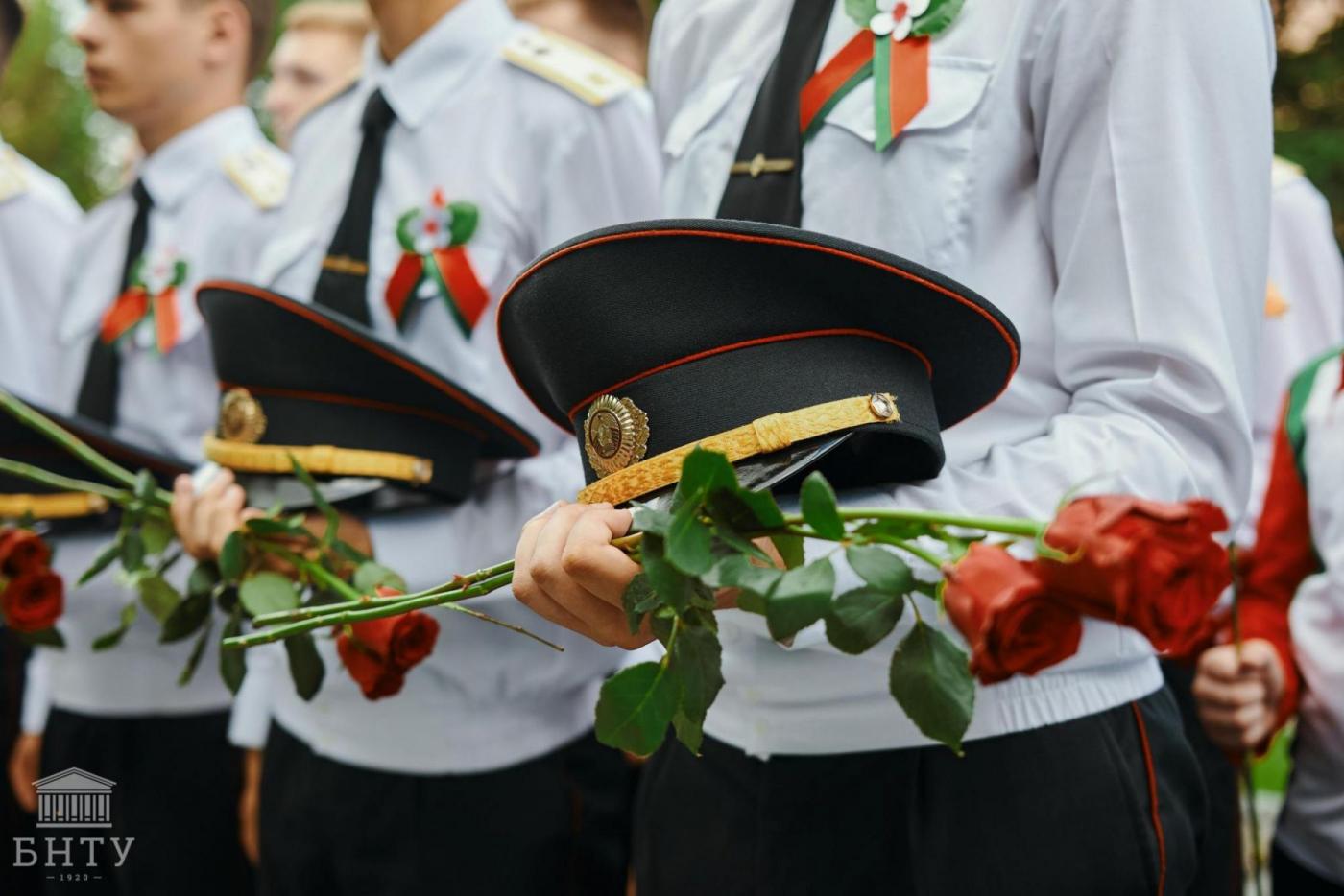 Возложение цветов на Военном кладбище